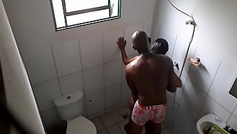 Negro Bem Dotado Come Morena Rabuda Em Vídeo De Câmera Escondida