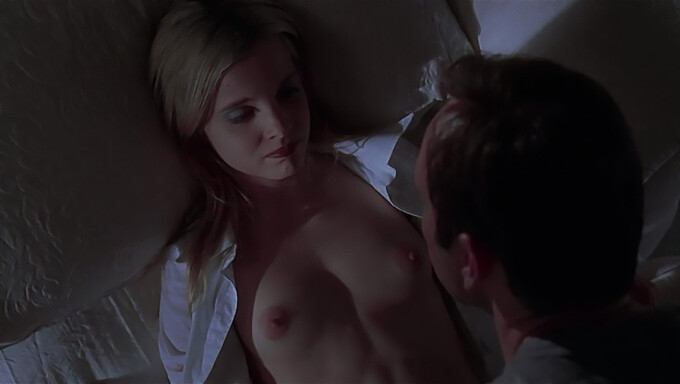 Mena Suvaris Fantastiske Opptreden I "American Beauty" - En Sensuell Glede