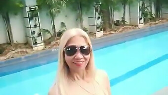 A Loira Peituda Milf Desfruta De Umas Férias Quentes Com Seu Amante