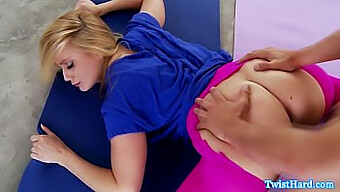 Aj Applegate Mélytorkú Képességeit Próbára Teszik Egy Jóga Ihlette Videóban