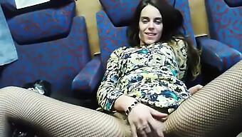 Buitenseks In De Trein Met Europese Cowgirl