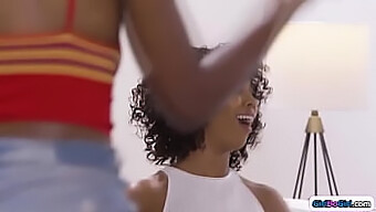 Η Misty Stone, Η Μαύρη Θετή Μαμά Και Η Έβενος Θετή Κόρη Συμμετέχουν Σε Μια Καυτή Λεσβιακή Συνάντηση