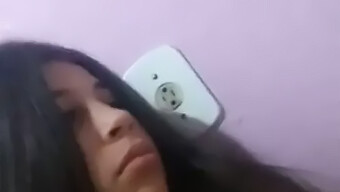 Brazilská Teen Cam Modelka Vysílá Svůj Smyslný Výkon Na Periscope