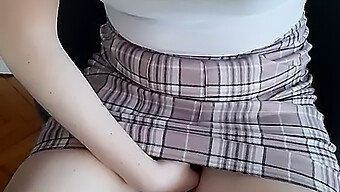 小胸部少女得到了高潮的打屁股奖励