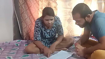 Tutora India Se Graba En Secreto Teniendo Sexo Con Una Joven Estudiante En Su Habitación Del Dormitorio