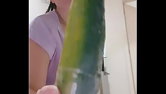 拉丁美女紧致的屁股被食物玩弄