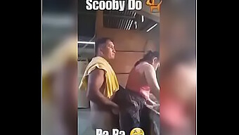 Pareja Latina Disfruta Del Sexo Sensual Con Scooby Haciendo Disfraz