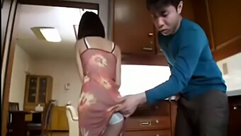 Mamá Japonesa Le Hace Una Mamada Al Amigo De Su Hijastro En Un Encuentro Caliente