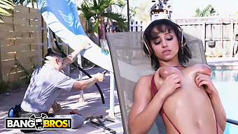 Payudara Besar Marilyn Mansion Menjadi Tumpuan Dalam Video Busty And Beauty Ini