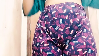 Handsy Hindi Milf Fingrar Sig Själv I Tight Salwar