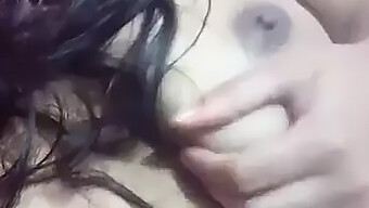 Si Pirang Sensual Menikmati Bermain Solo Dengan Payudara Besar Alami