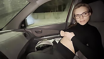 若い女の子が、車の中でオーラルセックスをする