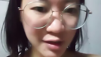 Gadis Asia Tunggal Menikmati Keseronokan Diri Di Rumah