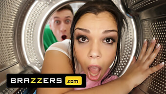 Sofia Lee ได้รับความช่วยเหลือจากแฟนหนุ่มของเพื่อนร่วมห้องของเธอในวิดีโอ Brazzers