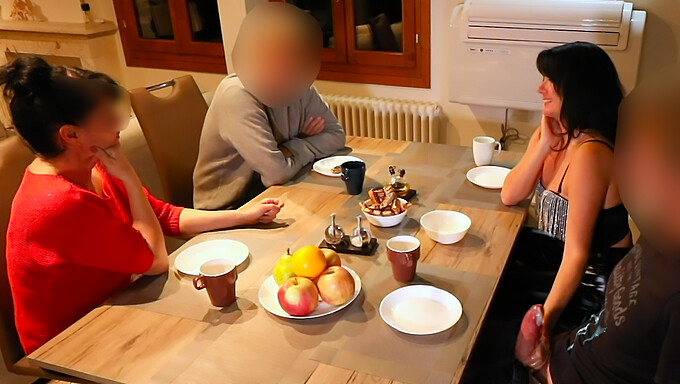 Tysk Tenåring Avslører Stor Kuk På Offentlig Restaurant