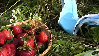 Close-Up Van Het Aardbeienkutje Van Een Lief Meisje