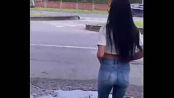 Uma Jovem Morena Novata Desfruta De Um Encontro Espontâneo De Rua.