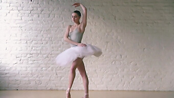 Ballerina Din Europa Face O Rutina Senzuala