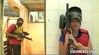 Colombiana Con Grandes Tetas Y Culo Se Ensucia En Un Juego De Paintball