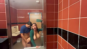 Die Vollbusige Schönheit Hailey Rose Nimmt Einen Creampie In Einer Öffentlichen Toilette