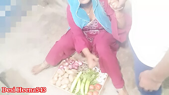 Le Gros Cul D'Une Bhabhi Indienne Est Pénétré Dans Une Étal De Légumes En Plein Air