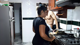 Uma Milf Morena E Uma Adolescente Se Envolvem Em Um Encontro Oral Sensual Na Cozinha