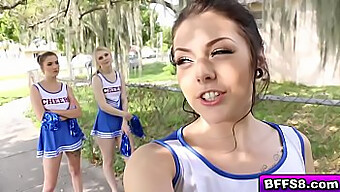 Cheerleader Haben Eine Wilde Gruppensex-Session Mit Ihrem Lustvollen Trainer