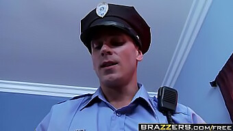 Amia Miley和johnny Sins在brazzers的青少年中喜欢大:丝袜和警察的粗暴性爱