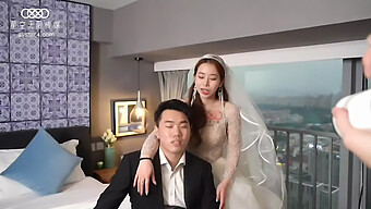 誘惑的な結婚式の衣装を着た興奮した花嫁が、巨根男性と不倫をし、オーラルセックスと女性の射精を特集しています。