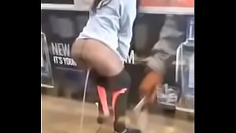 Vídeo Fetichista De Una Mujer Meando En Una Tienda De Mea Dkr