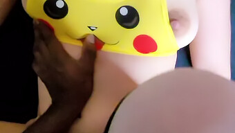 Vista Pov De Uma Jovem Europeia Com Uma Bunda Grande Sendo Fodida Enquanto Se Exibe Como Pikachu