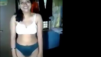 ¡mira A Esta Chica India De La Universidad Mostrando Su Cuerpo! ¡te Encantará!