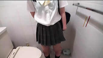 Japansk Teenager (18+) Giver Et Blowjob I Pov