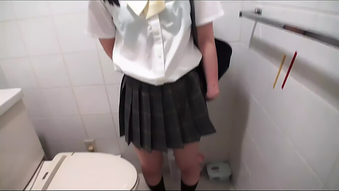 Japansk Teenager (18+) Giver Et Blowjob I Pov