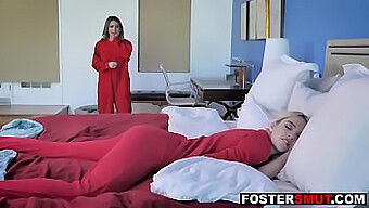 Szőke Tini És Milf Nevelőanyja Tabu Leszbikus Élvezetekben Hódolnak