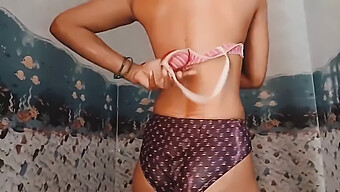 Jeune Indienne Se Baigne Et Dévoile De La Lingerie