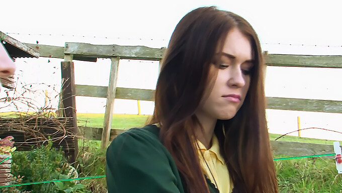 La Adolescente Británica Samantha Bentley En Una Acción Oral Y Hardcore Brutal