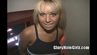 Jasmine, Une Superbe Blonde De 19 Ans Avec Des Serrures Bronzées, Visite Le Gloryhole Pour Une Action Chaude.