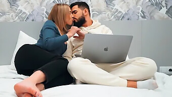 إغراء جيني لوكس يؤدي إلى انفجار السائل المنوي في موعده الأول