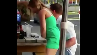 Imagens De Câmera Escondida Do Momento Íntimo De Um Casal Em Um Banheiro De Restaurante