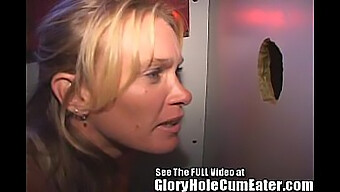 Milf Geniet Van Bareback Orale En Vaginale Seks In Een Groepssetting Bij Gloryhole