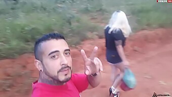 Encontro Público Na Estrada: Demonstração De Afeto Apaixonado De Jovem Casal.