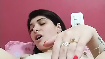 Adolescente Brune Se Donne Du Plaisir Avec Un Sex Toy