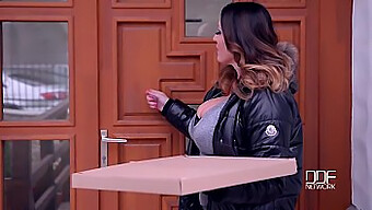 Laura Orsolya E Anastasia Lux Satisfazem Um Pau Grande Com Seus Peitos Grandes