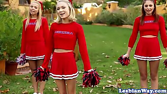 Pesta Remaja Lesbian Dengan Cheerleader Yang Menikmati Seks Oral Dan Vaginal