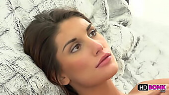 August Ames In Einer Sinnlichen High-Definition-Blowjob- Und Big-Boobs-Szene