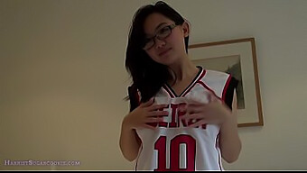 Ung Og Yndig Asiatisk Teen Cosplayer Med Store Bryster I Kuroko No Basket Fan Fiction