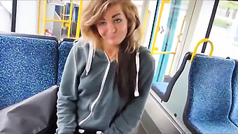 Une Fille Audacieuse Se Fait Plaisir Dans Les Transports En Commun