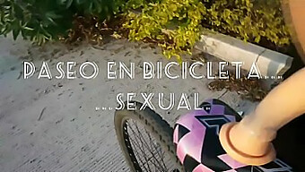 La Chevauchée Sauvage De La Femme Sur Un Vélo De Sexe