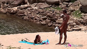 Homem Negro Com Um Pênis Grande Seduz A Beleza De Praia Nudista